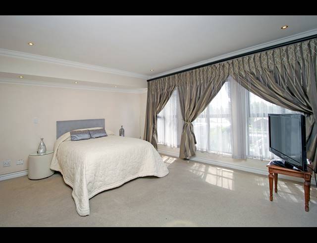4 BEDROOM HOUSE FOR SALE IN HOUGHTON ESTATE